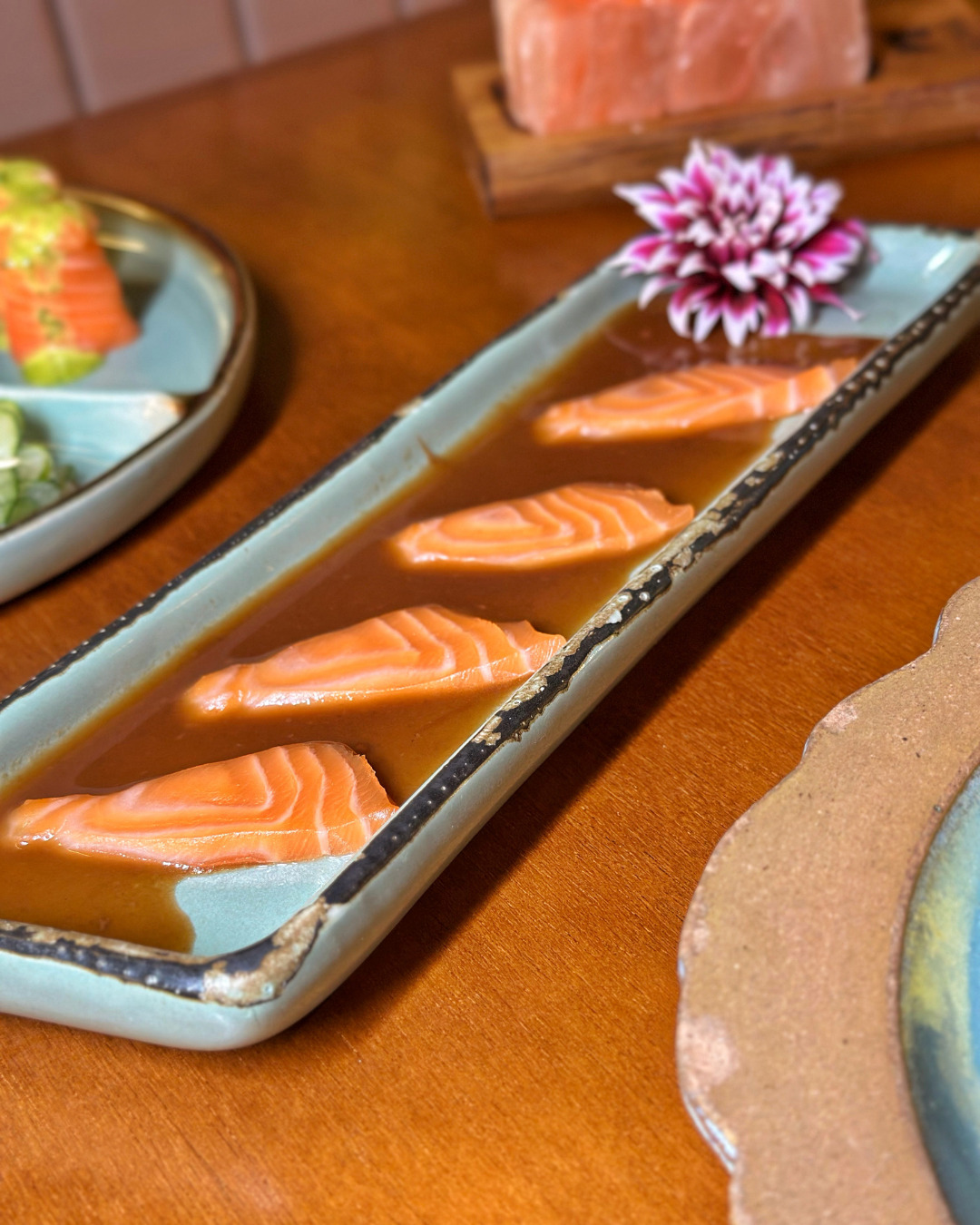 Drink e prato servido no Noka Sushi